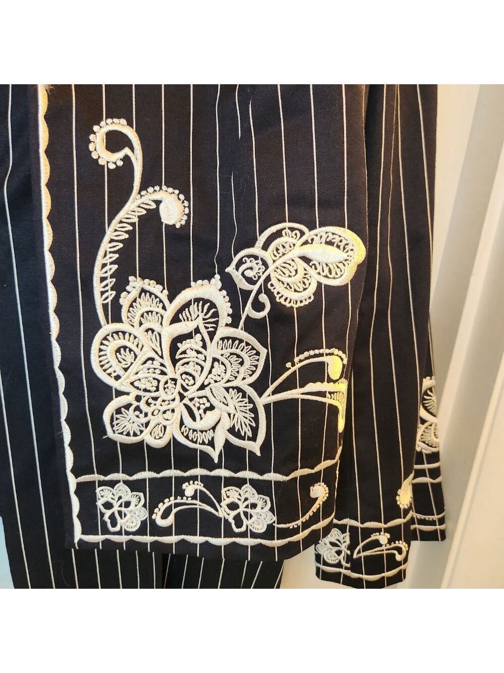 Oscar de la Renta Navy Blue Pinstripe Embroidered Floral Pantsuit Sz: 10 cotton - Picture 5 of 14